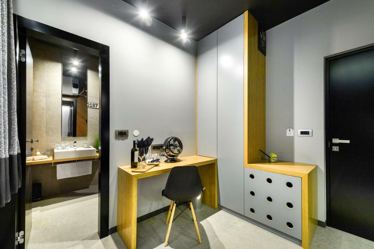 Split Industrial Design Rooms ภายนอก รูปภาพ