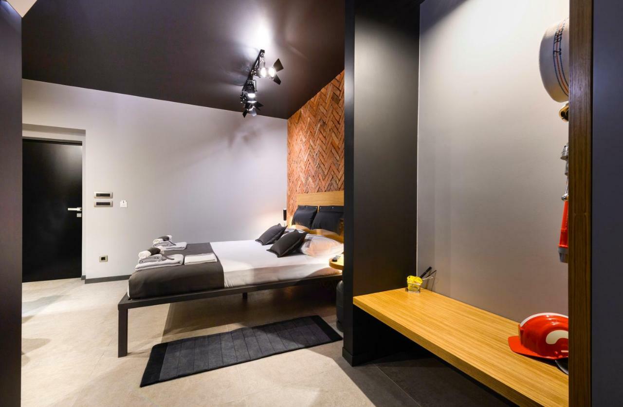 Split Industrial Design Rooms ภายนอก รูปภาพ