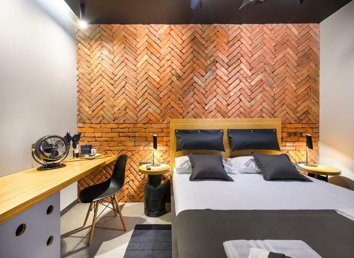 Split Industrial Design Rooms ภายนอก รูปภาพ
