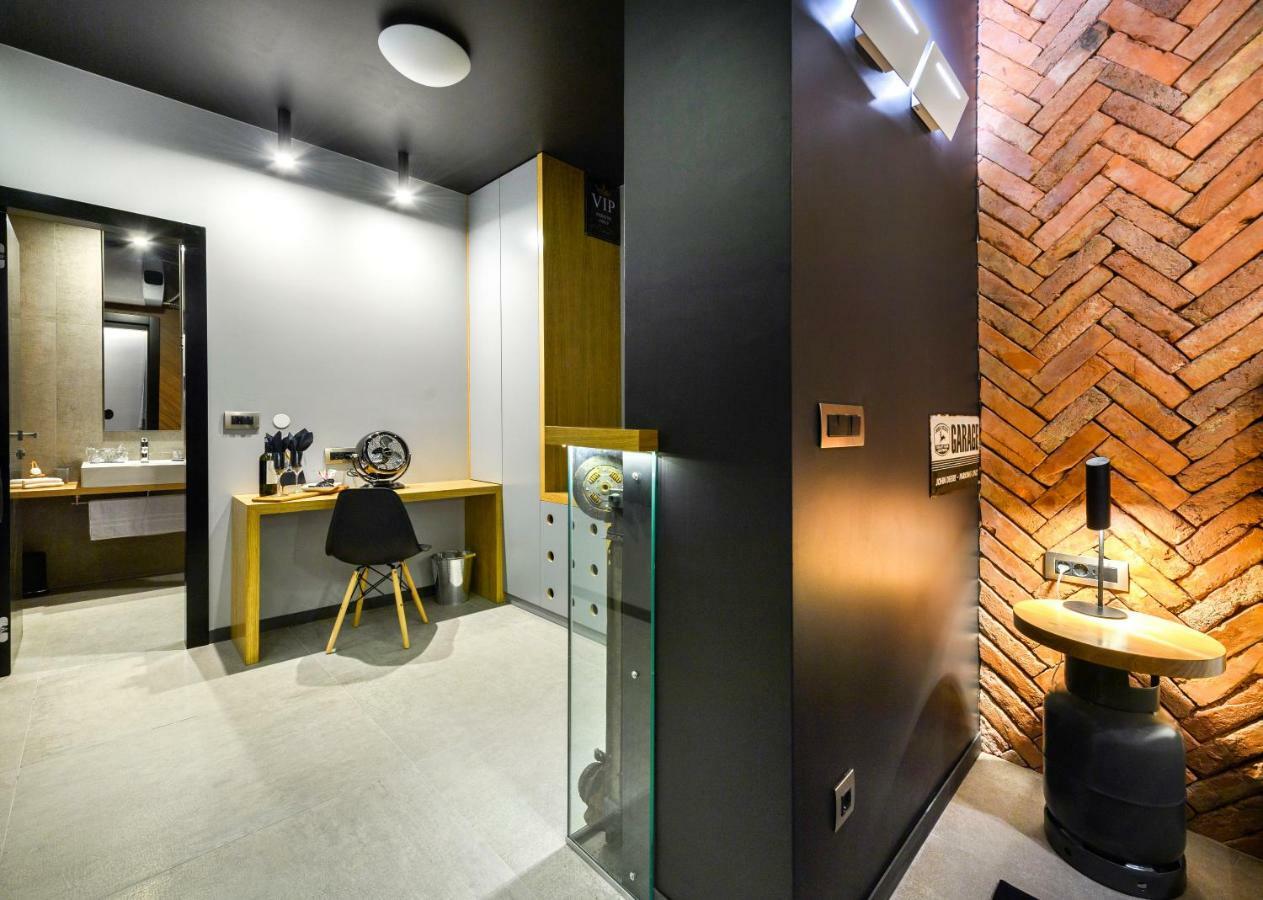 Split Industrial Design Rooms ภายนอก รูปภาพ