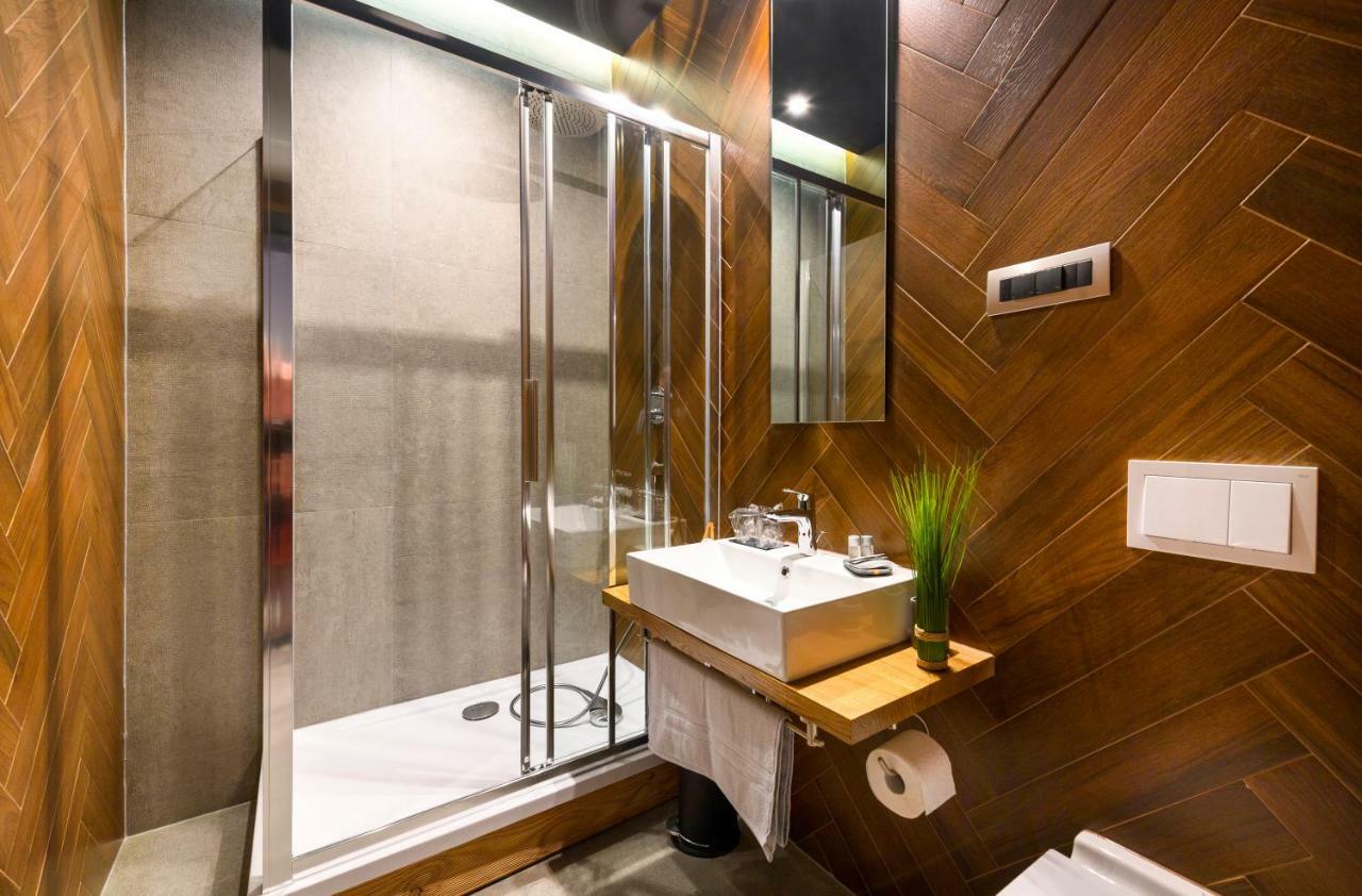 Split Industrial Design Rooms ภายนอก รูปภาพ