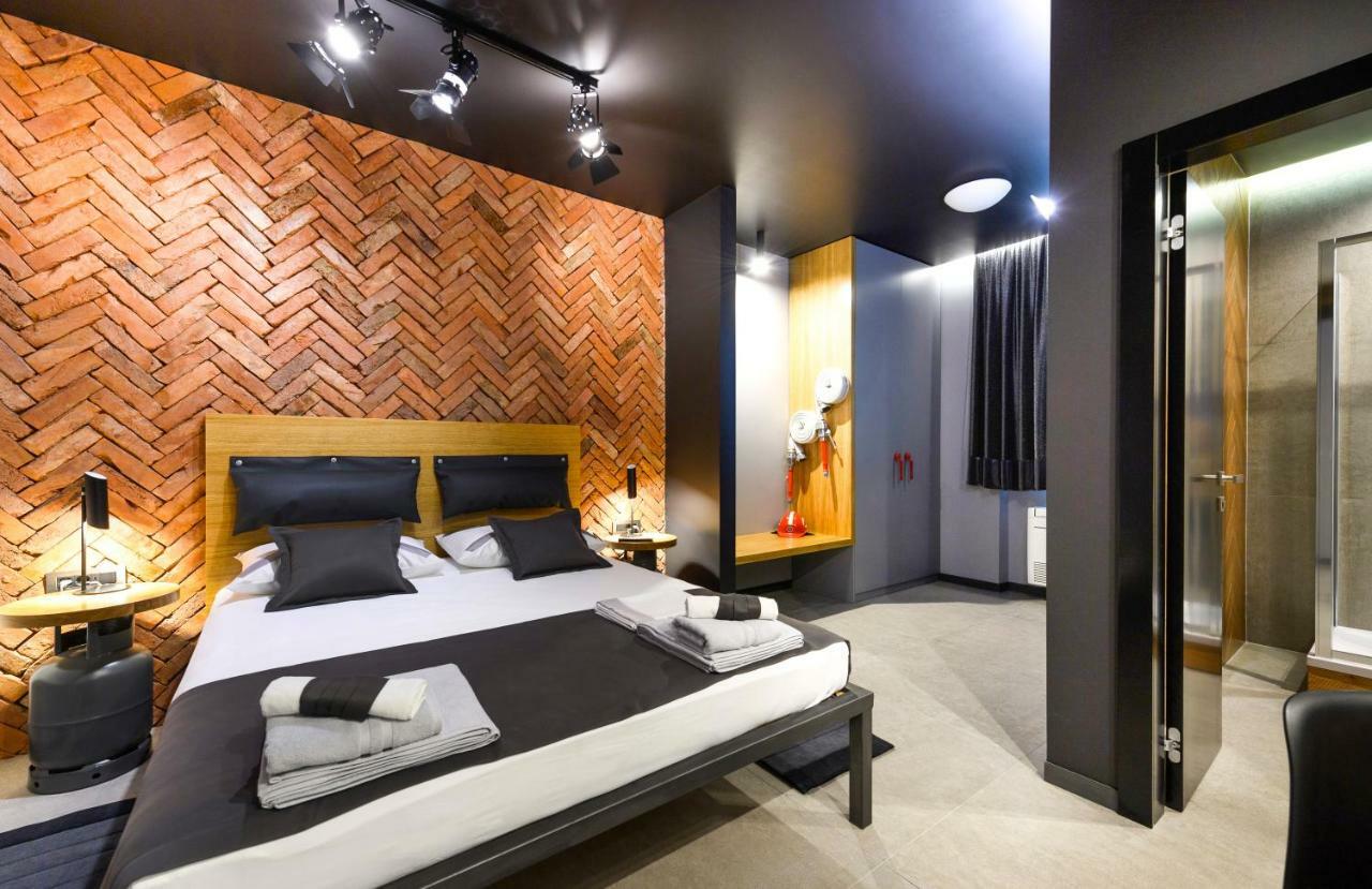 Split Industrial Design Rooms ภายนอก รูปภาพ