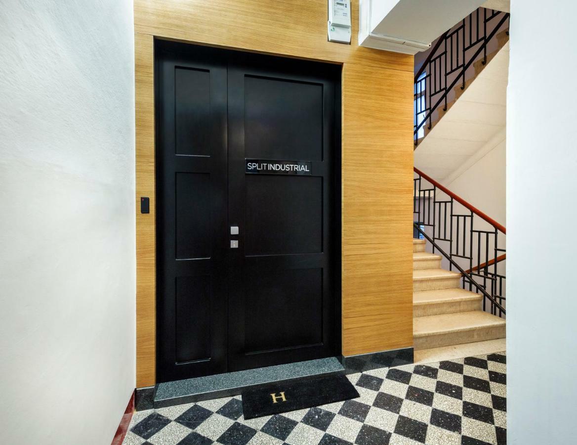 Split Industrial Design Rooms ภายนอก รูปภาพ