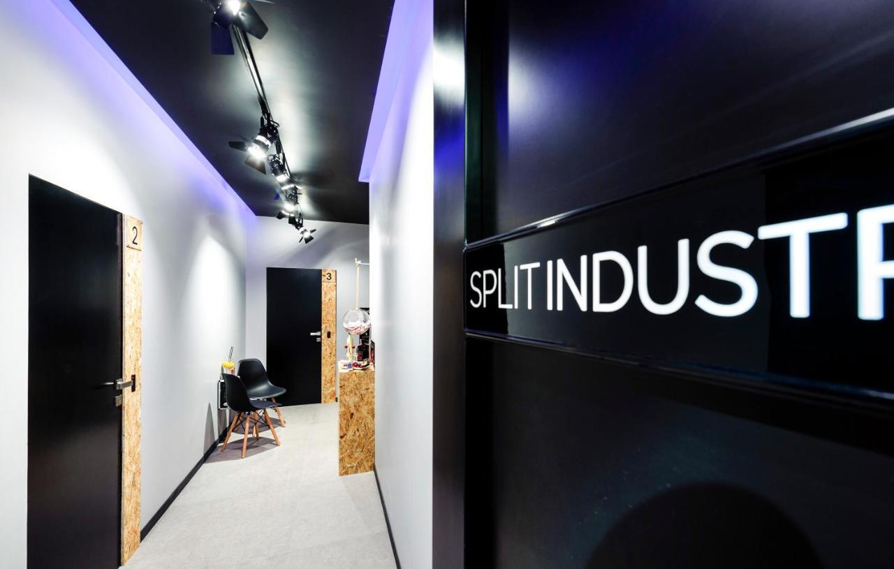 Split Industrial Design Rooms ภายนอก รูปภาพ