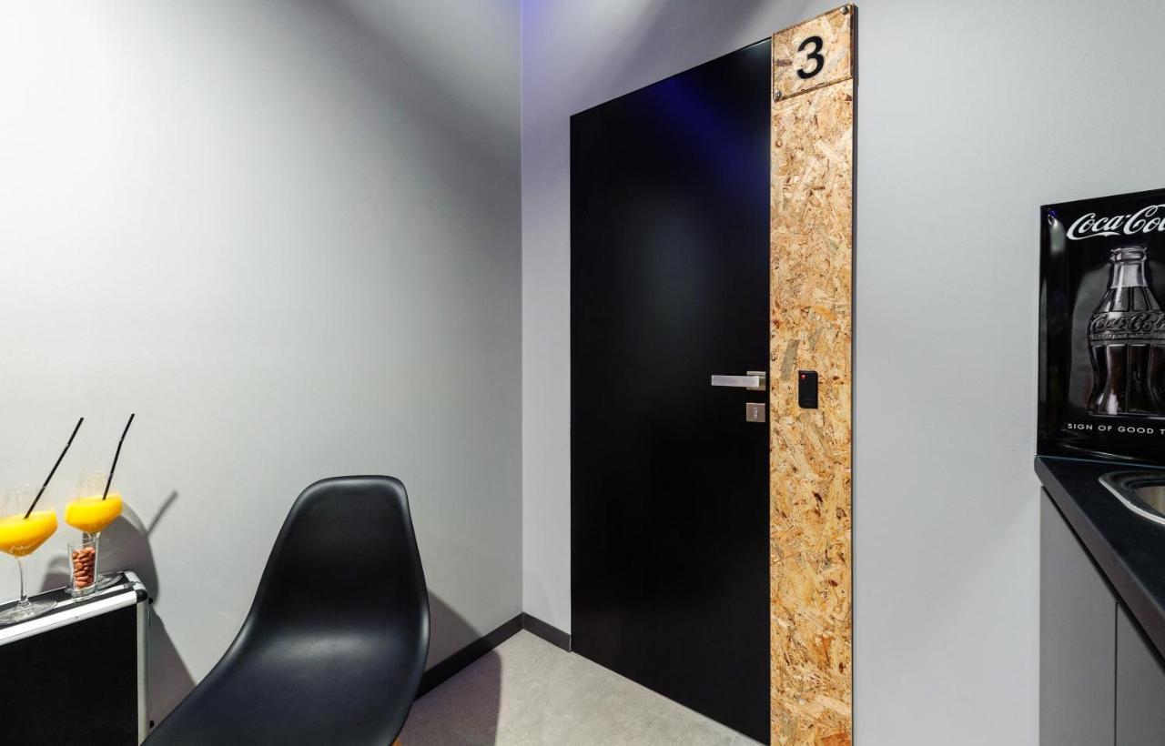 Split Industrial Design Rooms ภายนอก รูปภาพ